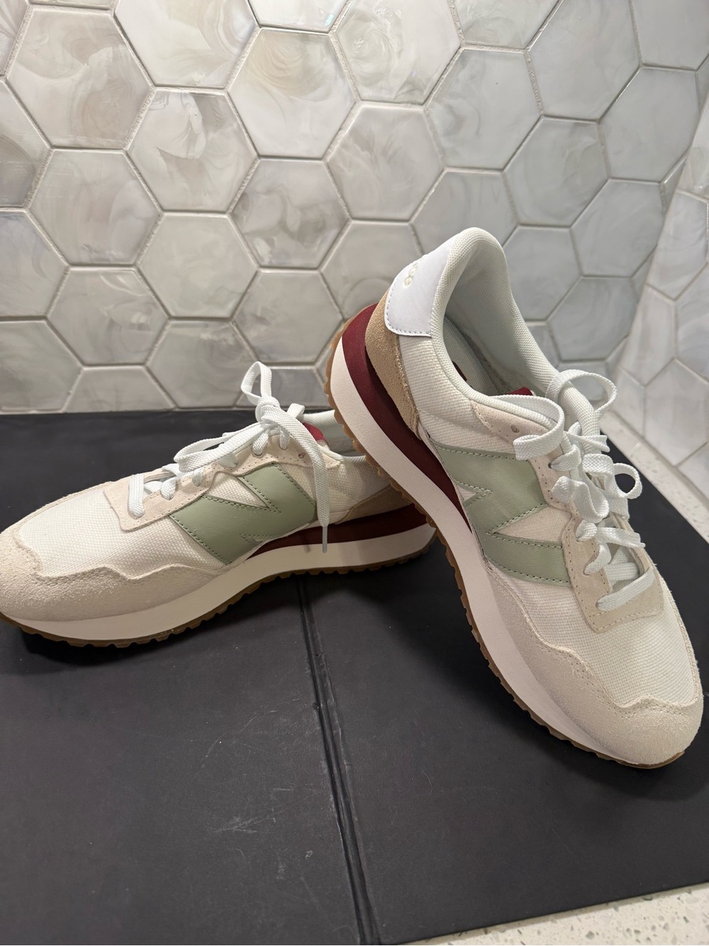 New Balance Woman’s 237 Sneakers Sage Green White & Maroon Sz 9.5 NEW Box